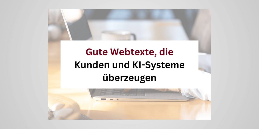 Text: Gute Webtexte, die Kunden und KI-Systeme überzeugen. Transparent dahinter: ein Symbolbild, das das Schreiben am Laptop darstellt.