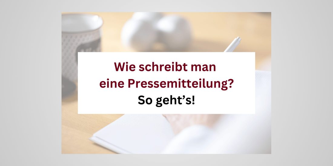Text: Wie schreibt man eine Pressemitteilung? So geht's - dahinter ein Bild von einer schreibenden Hand