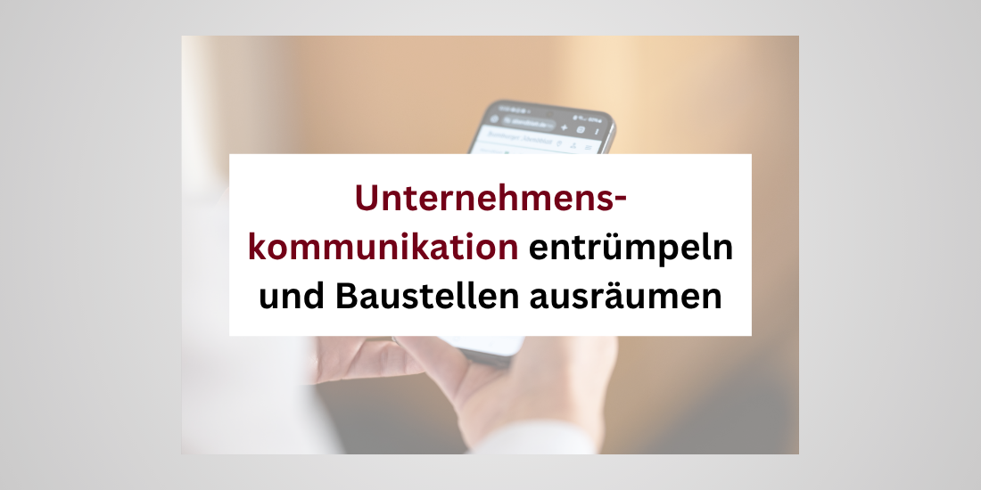 Unternehmerin überprüft ihren Internetauftritt